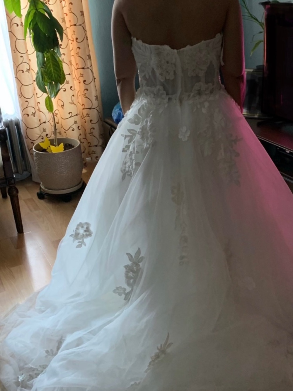 Ball Gown Tulle Appliqué Sweetheart Train Wedding Dress